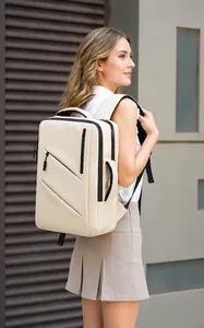 Dettaglio dello zaino business beige resistente all'acqua con design geometrico moderno