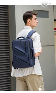 Dettaglio dello zaino business impermeabile con maniglia laterale e tasche con cerniera pulite