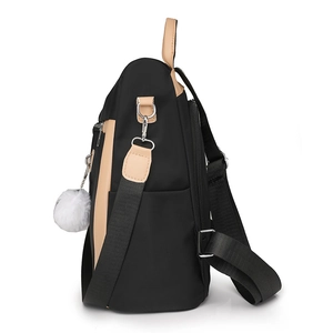 Zaino alla moda in nylon nero con finiture in pelle beige e ciondolo pompon bianco