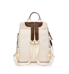 Détail du sac à dos en tissu oxford avec bretelles réglables et boucles en métal doré