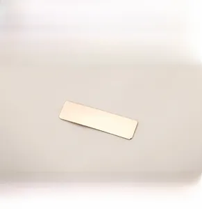Détail de la quincaillerie dorée champagne sur le sac à dos en tissu oxford crème