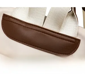 Détail du tissu oxford avec coutures en cuir renforcées sur les bretelles du sac à dos
