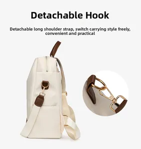 Détail du crochet doré amovible et de la bandoulière en tissu du sac à dos oxford