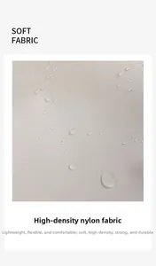 Détail du tissu Oxford imperméable et léger avec un effet de gouttelettes d'eau visibles