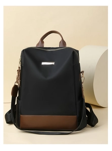 Détails du sac à dos en tissu Oxford avec base en cuir et ferrures dorées