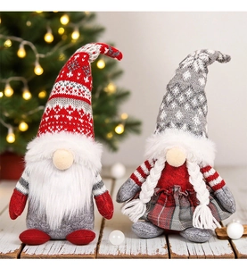 Nahaufnahme von Weihnachtsgnom-Plüschfiguren mit roten Strickmützen und weißen Kunstfellbärten