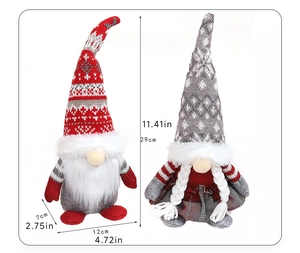 Detailansicht von Plüsch-Weihnachtswichteln mit Strickmützen und Maßangaben in cm