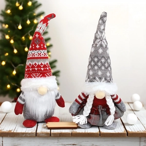Detailansicht von männlichen und weiblichen Weihnachtszwergen auf festlicher Holztischdeko