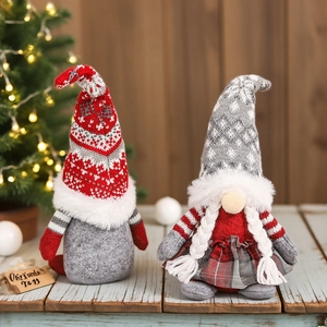 Handgefertigte Weihnachtsgnom-Plüschpuppen mit Strickmützen auf festlichem Hintergrund