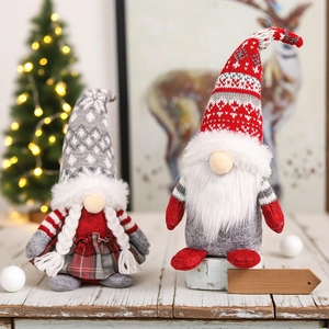 Weihnachts-Wichtel-Set mit Strickmützen und langen Bärten auf einem gemütlichen Holztisch