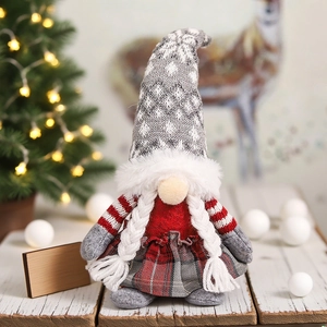 Detail von Weihnachts-Zwerg mit grauer Schneeflockenmütze und rotem Faltenrock-Dekor