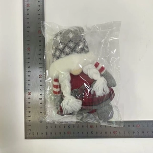 Detaillierte Messung eines Weihnachtszwergs mit grauer Mütze und rot-schwarzem Karo-Outfit