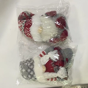 Flache Ansicht von gestrickten Weihnachtswichteln in Verpackung mit Lineal zur Skalierung
