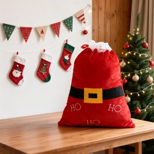 Dettaglio sacchetto regalo Babbo Natale rosso con cintura e scritta HO HO HO ricamata