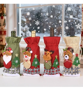 Dettagli dei copribottiglie di vino natalizi in juta con applicazioni 3D di Babbo Natale