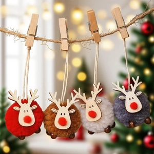 Set de cuatro renos de Navidad de felpa con bolas de fieltro en rojo marrón blanco y gris
