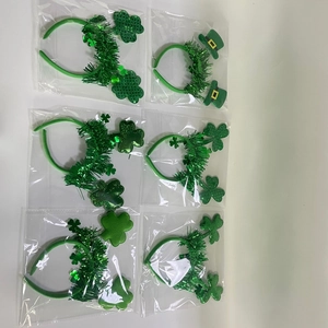 Détail de 6 serre-têtes de la Saint-Patrick avec décorations trèfles et chapeaux