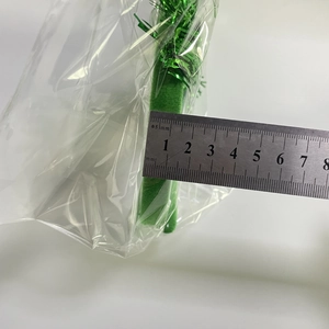 Vue détaillée mesurant l'épaisseur de 1cm du serre-tête trèfle vert à paillettes