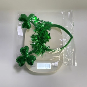 Détail du serre-tête trèfle de la Saint-Patrick sur une balance indiquant un poids de 18,4g