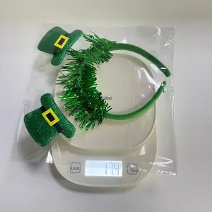 Détail d'un serre-tête de la Saint-Patrick avec trèfles pesant 17,9g sur une balance
