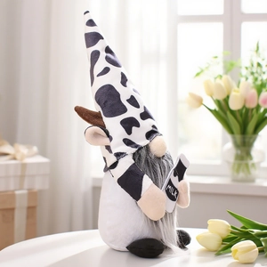 Gnome à motif vache avec cornes brunes et bouteille de lait dans un cadre chaleureux