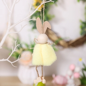 Osterhase Dekofigur mit gelbem Fell, Holzkopf und Filzohren am Frühlingszweig hängend