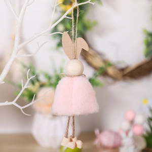 Hängende Osterhasen-Mädchen Dekoration mit rosa Plüschkörper und Holzperle am Zweig