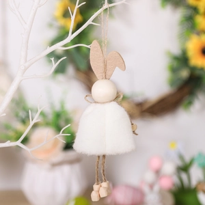 Handgefertigte Osterhasen-Deko mit weißem Plüschkörper und Details aus Holzperlen