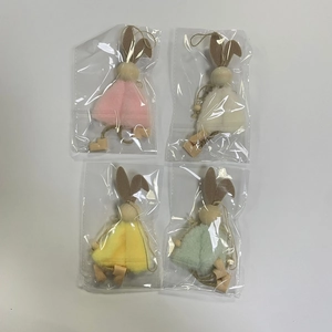 Vierer-Set bunte Osterhasen-Anhänger aus Filz und Plüsch in Rosa, Gelb, Mint und Weiß