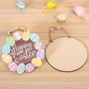 Dettaglio della targa in legno Buona Pasqua con uova colorate, spago e perline decorative