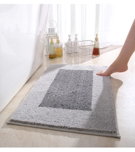 Detalle de la alfombra de baño gris suave con textura antideslizante y fibras densas