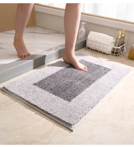 Primer plano de alfombra de baño gris suave con textura absorbente y pelo denso