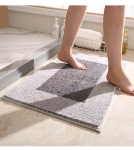 Primer plano de alfombra de baño gris gruesa y suave con textura absorbente en el suelo