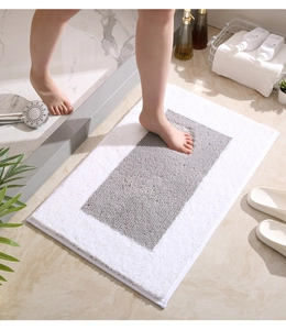 Primer plano de alfombra de baño de microfibra gruesa con textura suave y diseño bicolor
