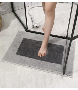 Primer plano de alfombra de baño gruesa antideslizante con diseño geométrico gris