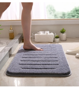 Primer plano de alfombra de baño gris oscuro con textura de rayas y tela suave absorbente