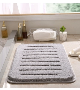 Primer plano del tapete de baño gris con pelo largo y diseño de rayas acanaladas