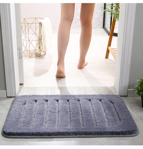 Primer plano de alfombra de baño gruesa gris púrpura con textura de rayas antideslizante