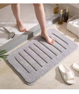 Detalle macro de la alfombra de baño de microfibra gris gruesa con superficie antideslizante
