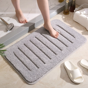 Alfombra de baño absorbente gris estilo hotel con textura de rayas para ducha o tina