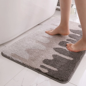 Tappetino da bagno assorbente con motivo geometrico grigio e marrone su marmo