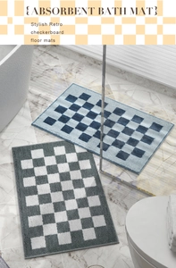 Gros plan de tapis de bain épais à damier bleu et gris sur un sol en marbre