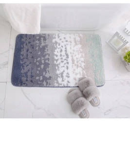 Vista de detalle de alfombrilla de baño antideslizante con zapatillas de felpa