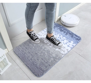 Primer plano de alfombra de baño suave con degradado azul y gris y textura de felpa