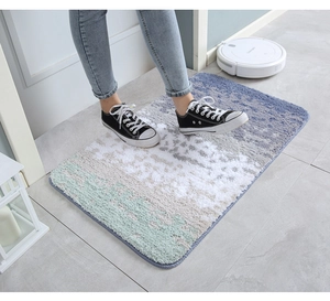 Detalle de alfombra de baño nórdica suave con diseño de rayas degradadas azul y verde