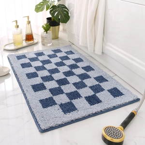 Tapis de bain damier bleu dans un décor de salle de bain moderne et lumineux