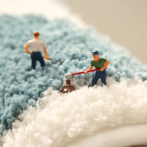 Plush blue and white bath mat with high-density long fibers and non-slip backing