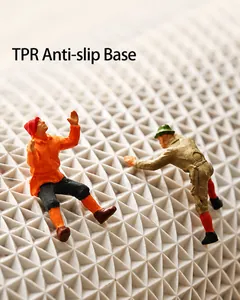 Vista macro del reverso antideslizante de TPR blanco con textura triangular para alfombra