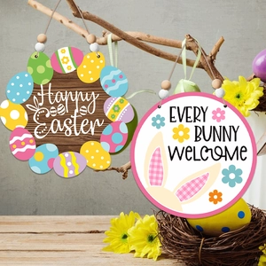 Targhe pasquali in legno con scritta Happy Easter e uova colorate su rami rustici