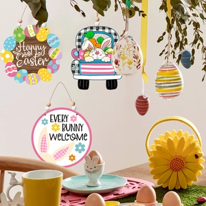 Dettaglio di ornamenti pasquali in legno con testo Happy Easter appesi a rami verdi